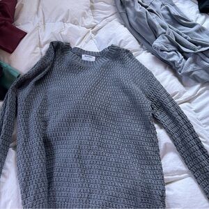 cute grey sweater!!